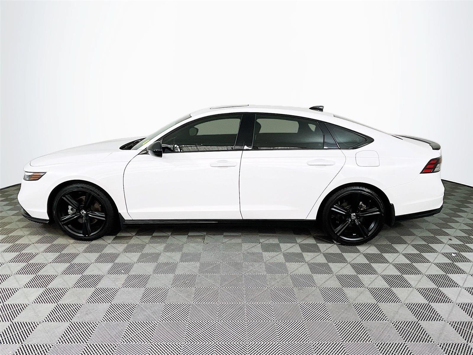 Used 2023 Honda Accord Sport image 4
