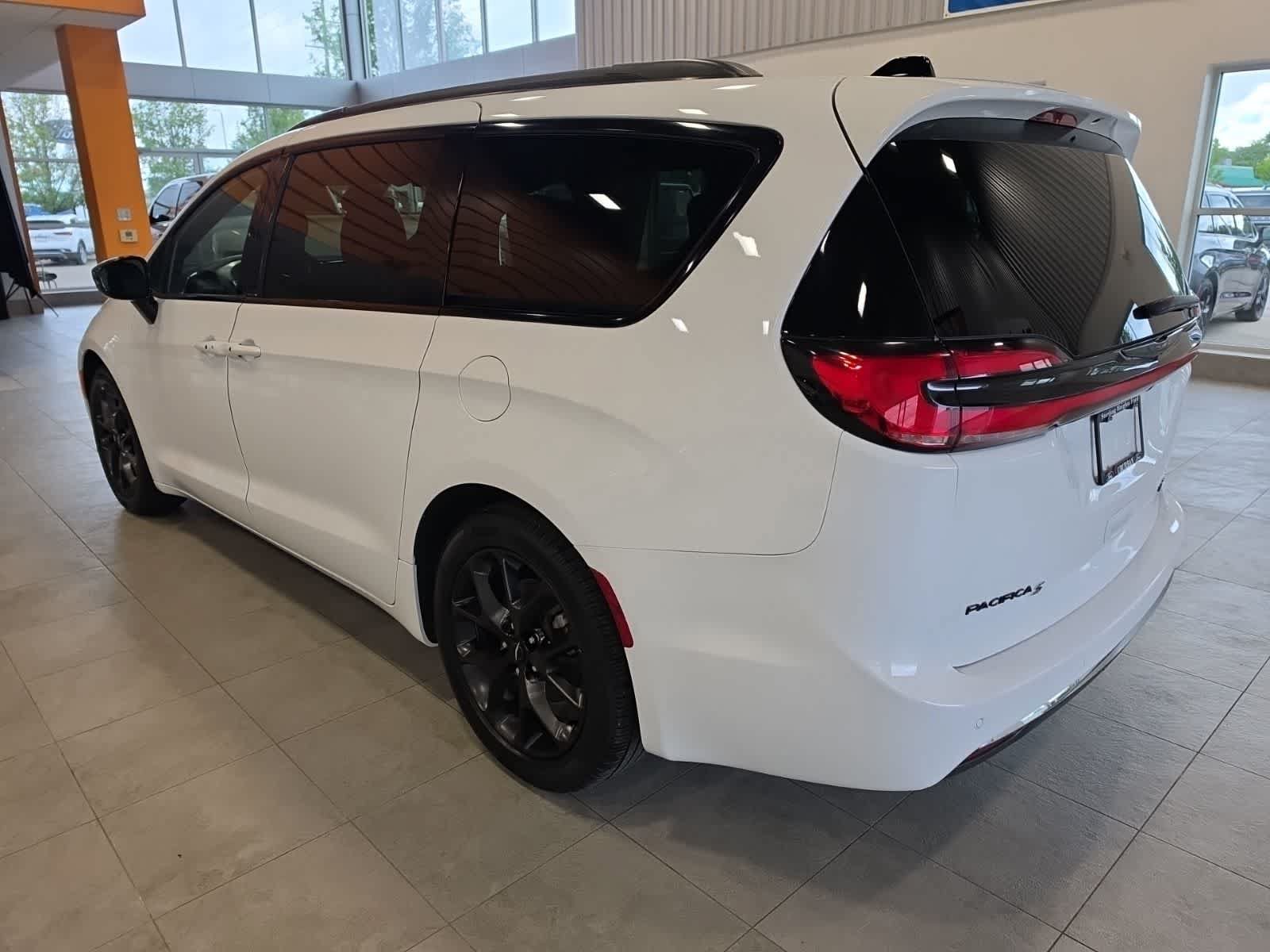 Used 2025 Chrysler Pacifica Limited FWD image 11