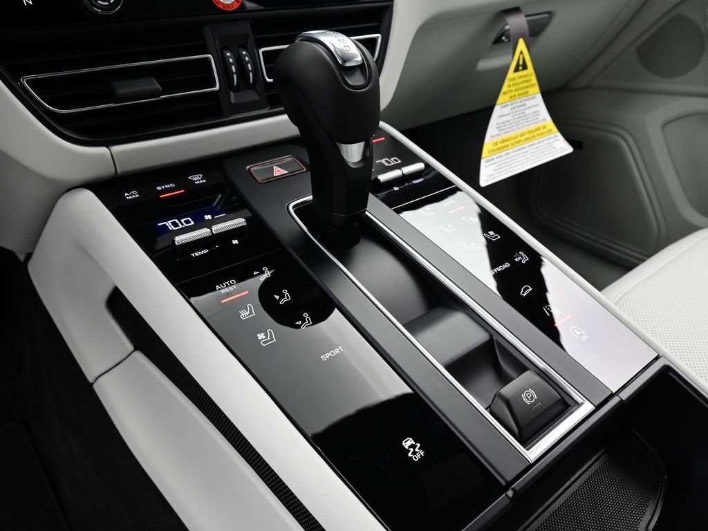 Certified 2026 Porsche Macan AWD/4WD image 11