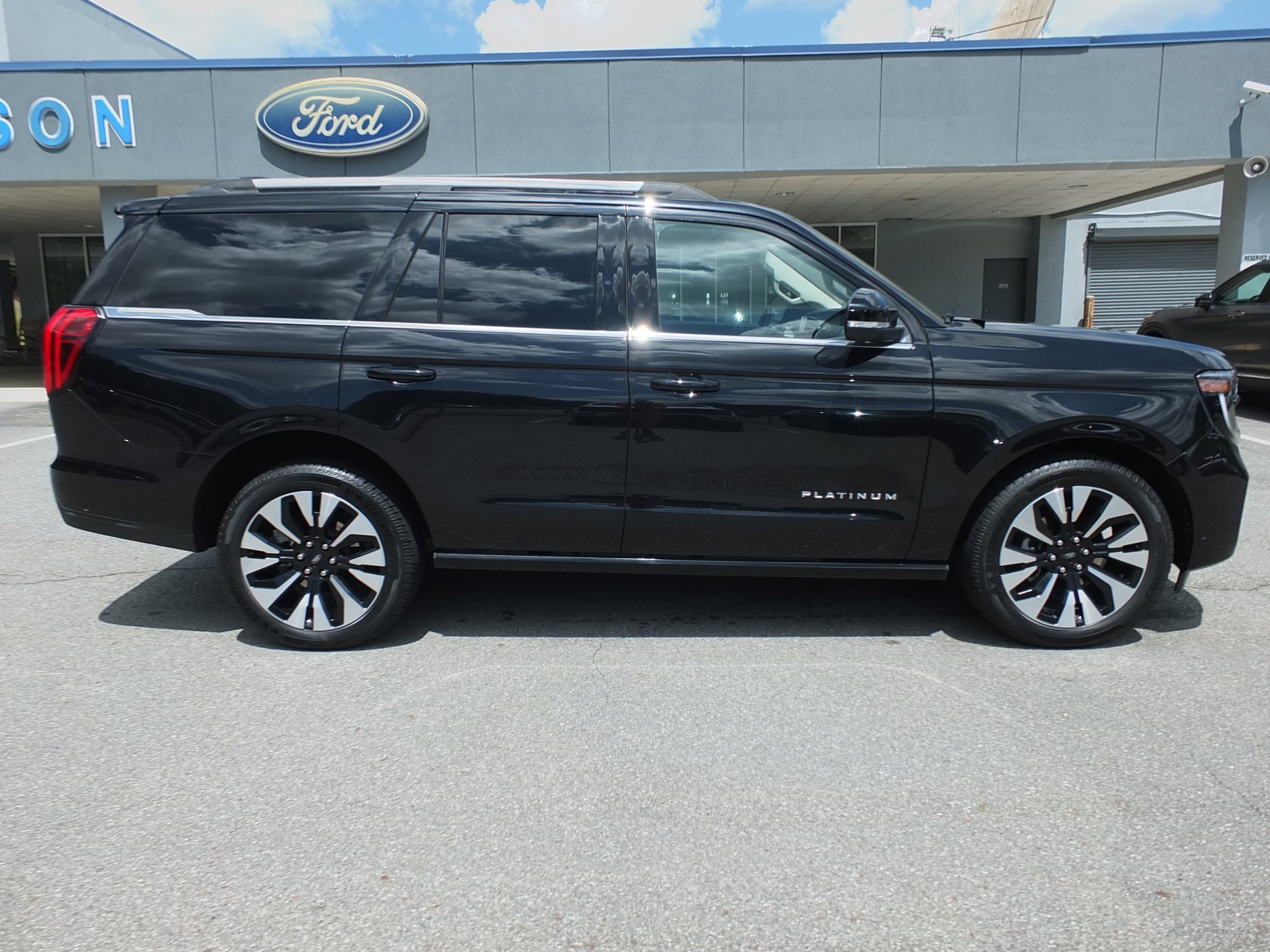 Used 2025 Ford Expedition Platinum w/ Driver's Package AWD/4WD image 2