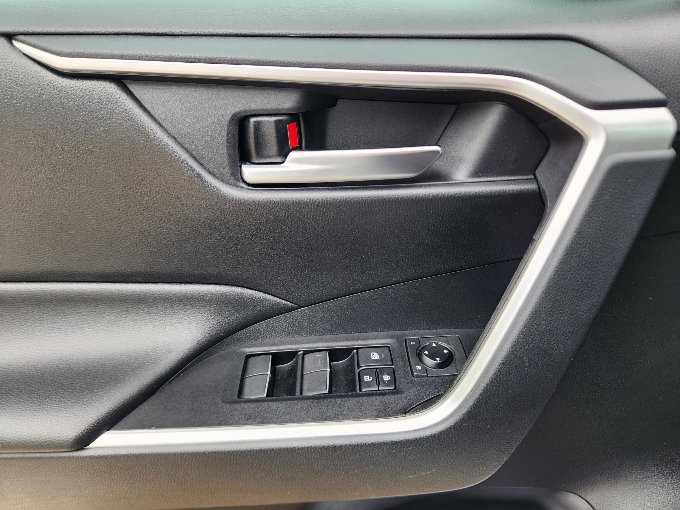 Used 2019 Toyota RAV4 XLE Premium FWD image 18