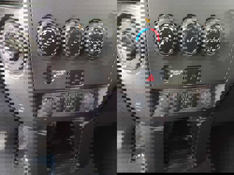 Used 2015 Nissan Titan SV image 21