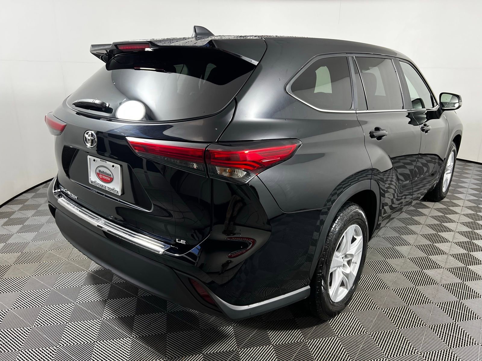 Certified 2023 Toyota Highlander LE image 5