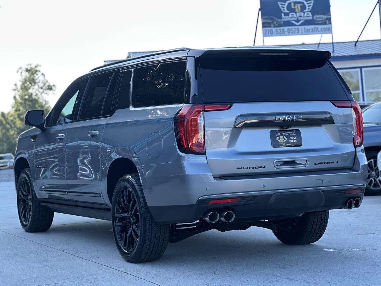 Used 2024 GMC Yukon XL Denali Ultimate AWD/4WD image 5