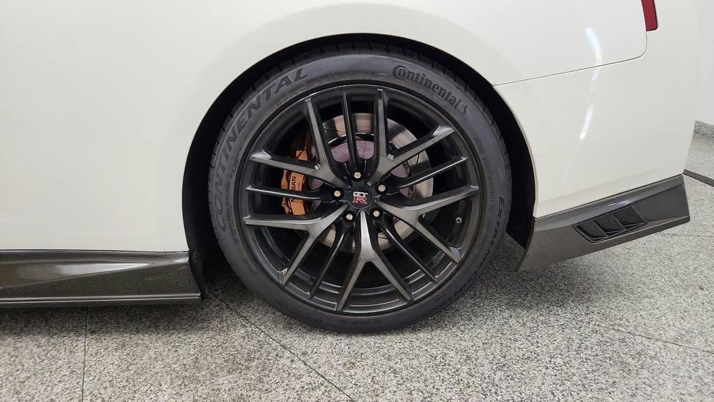 Used 2017 Nissan GT-R Premium w/ Premium Interior Package AWD/4WD image 16