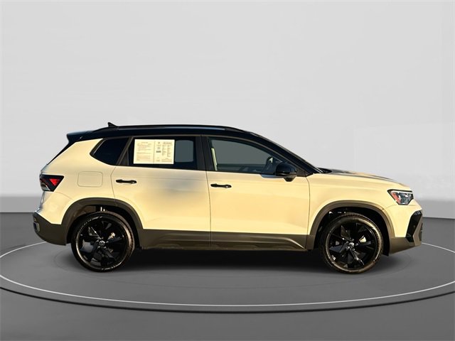 Used 2025 Volkswagen Taos SE image 3