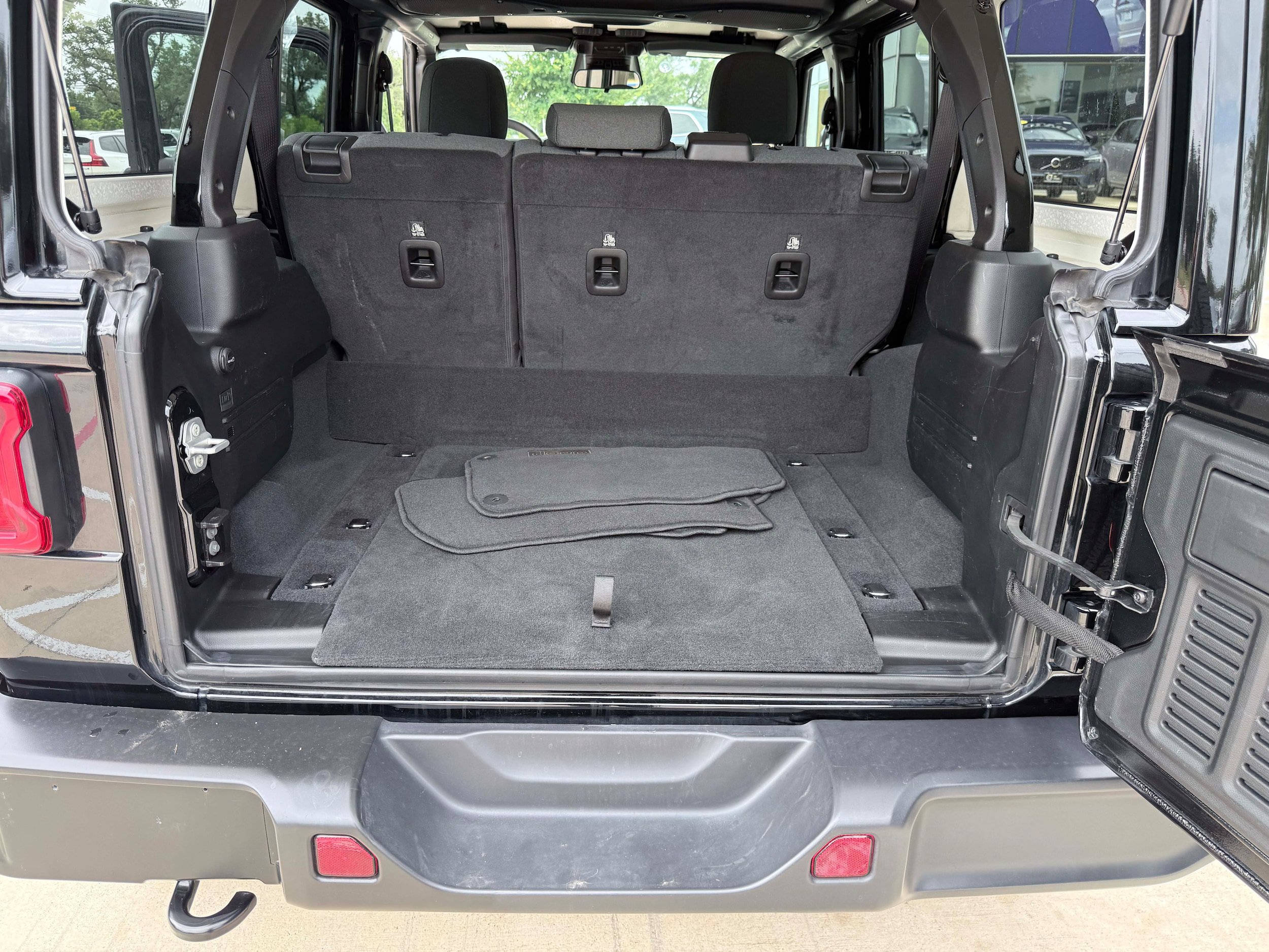 Used 2025 Jeep Wrangler Unlimited Sahara AWD/4WD image 26