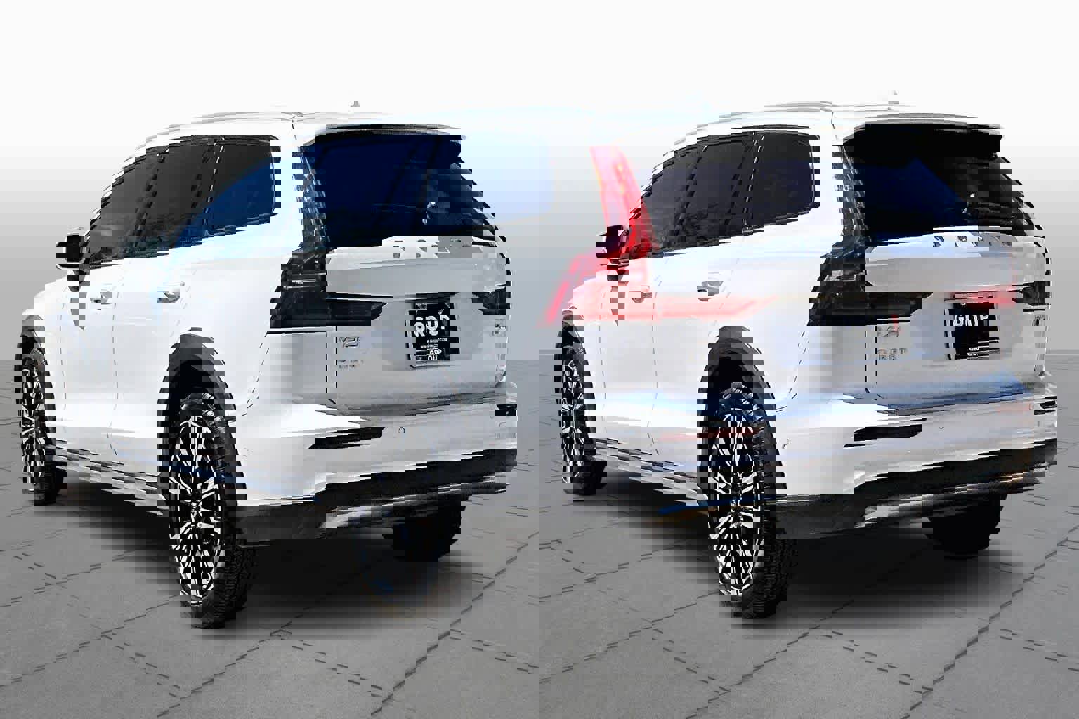 Used 2023 Volvo V60 B5 Cross Country Ultimate w/ Climate Package image 12