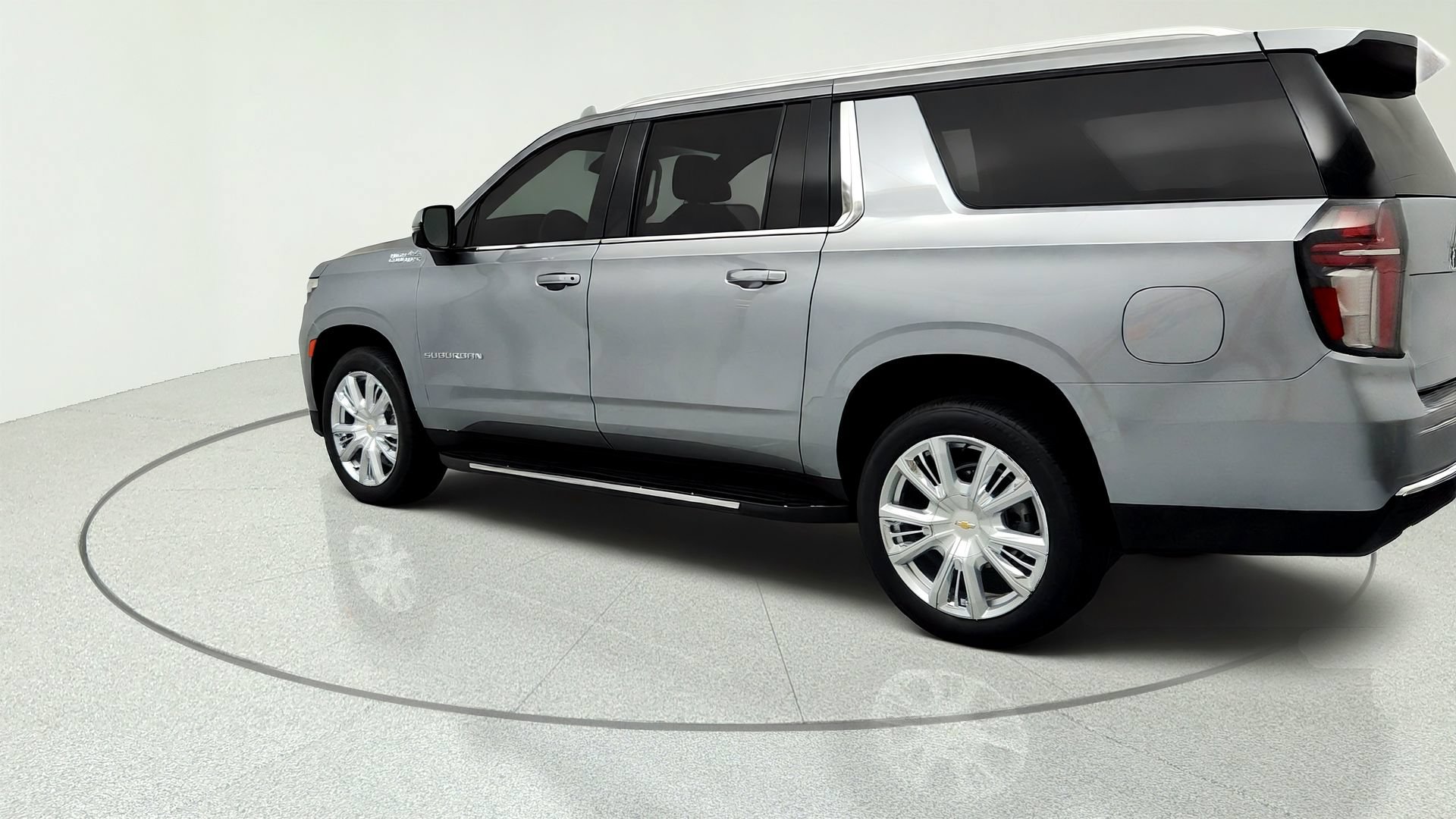 Used 2023 Chevrolet Suburban High Country AWD/4WD image 3