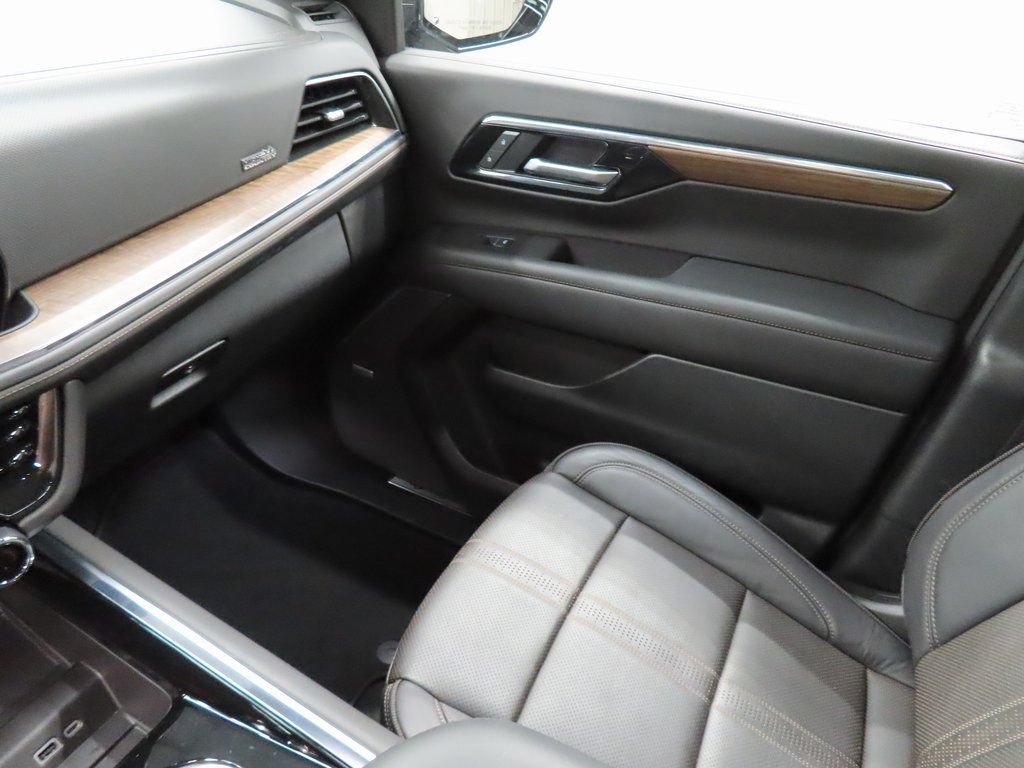 Used 2025 Chevrolet Suburban High Country AWD/4WD image 31