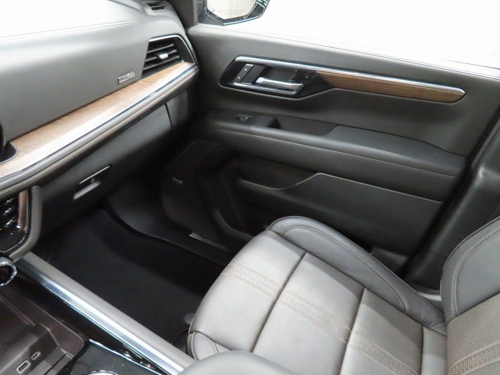 Used 2025 Chevrolet Suburban High Country AWD/4WD image 31