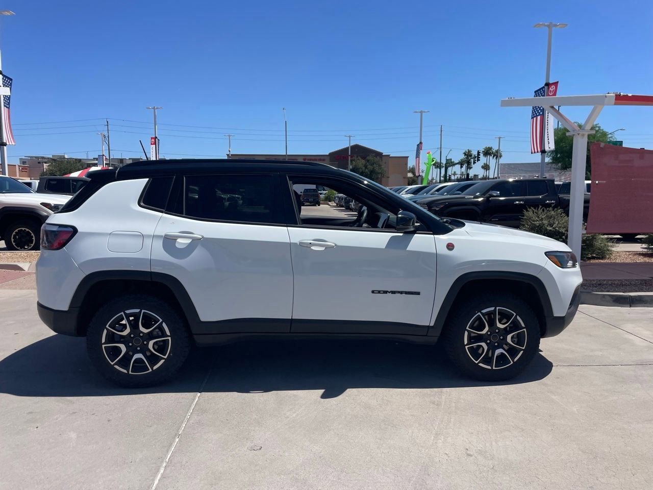 Used 2025 Jeep Compass Trailhawk image 3
