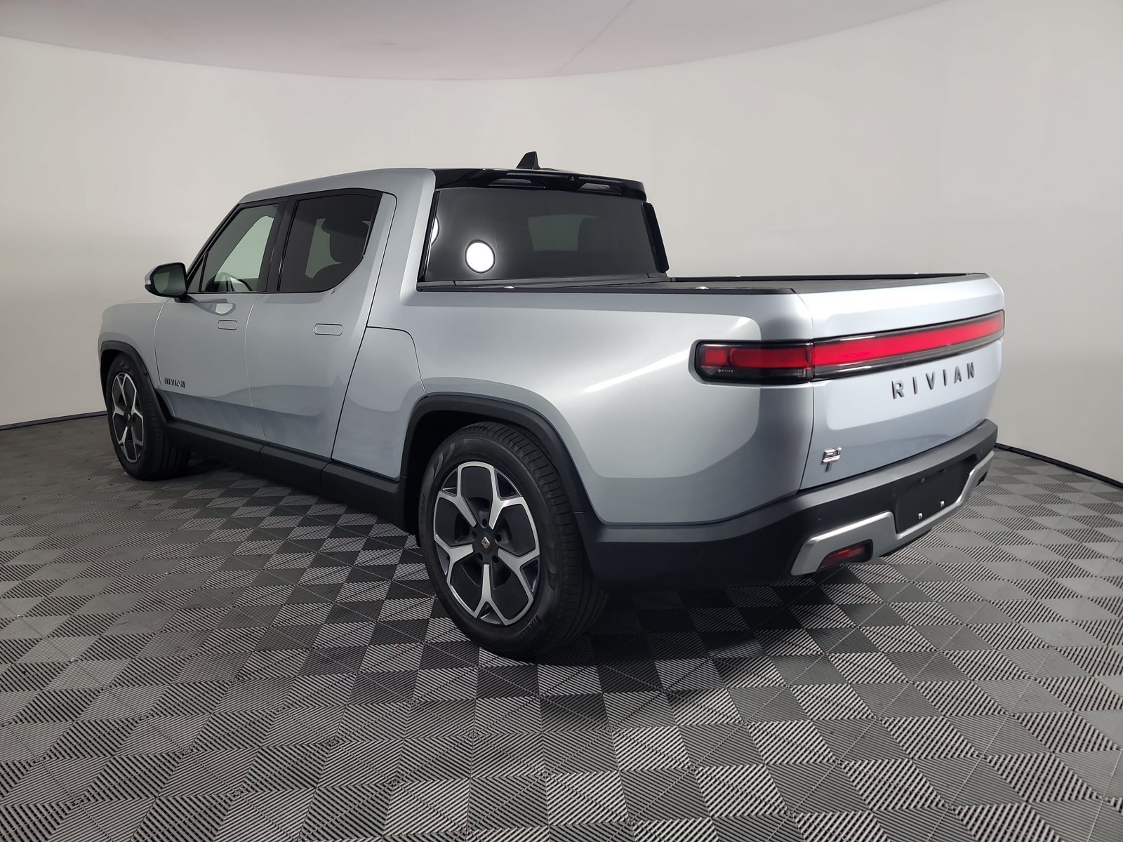 Used 2024 Rivian R1T Adventure Dual AWD/4WD image 3