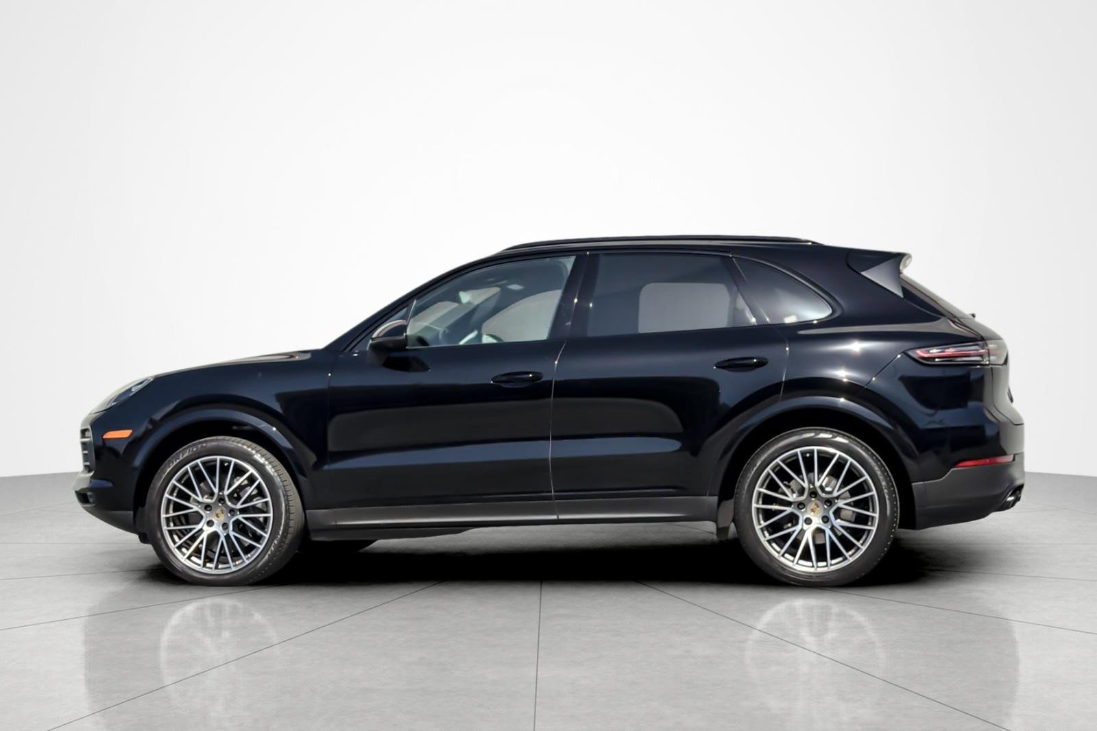 Used 2023 Porsche Cayenne Platinum Edition image 2