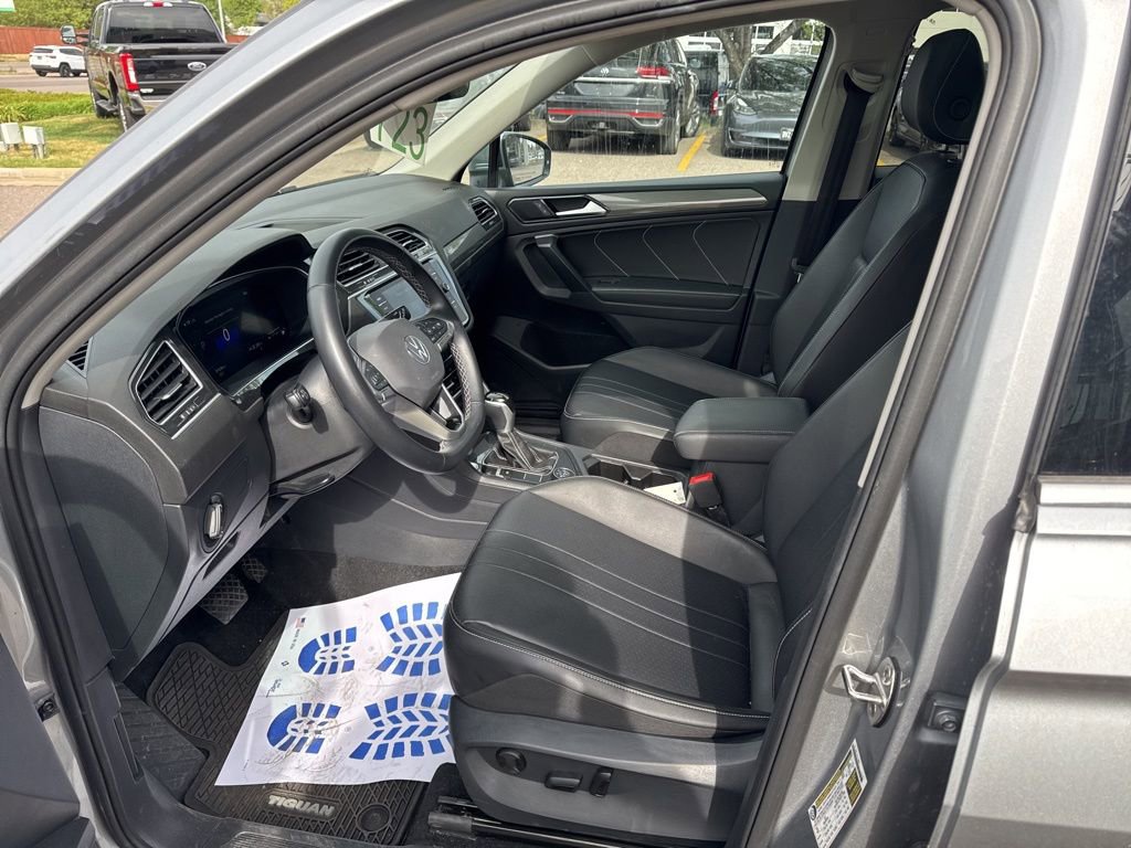 Used 2024 Volkswagen Tiguan SE w/ Panoramic Sunroof Package AWD/4WD image 12