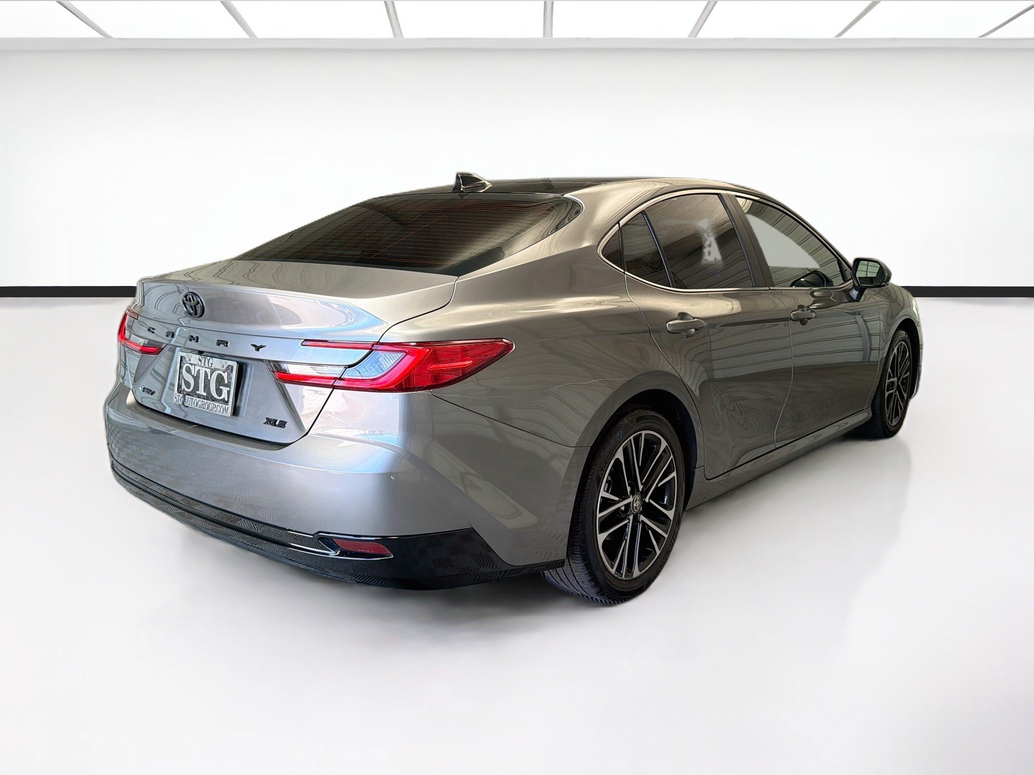 Used 2025 Toyota Camry XLE FWD image 4