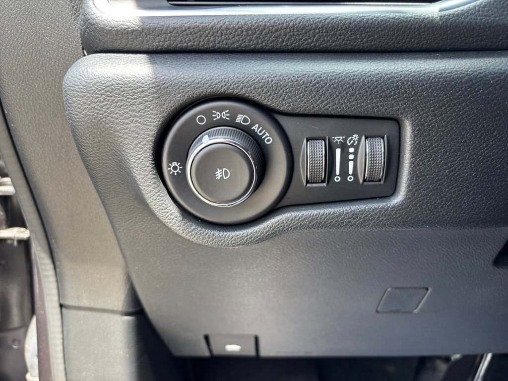 Used 2023 Chrysler Pacifica Limited w/ Uconnect Theater Family Group FWD image 31