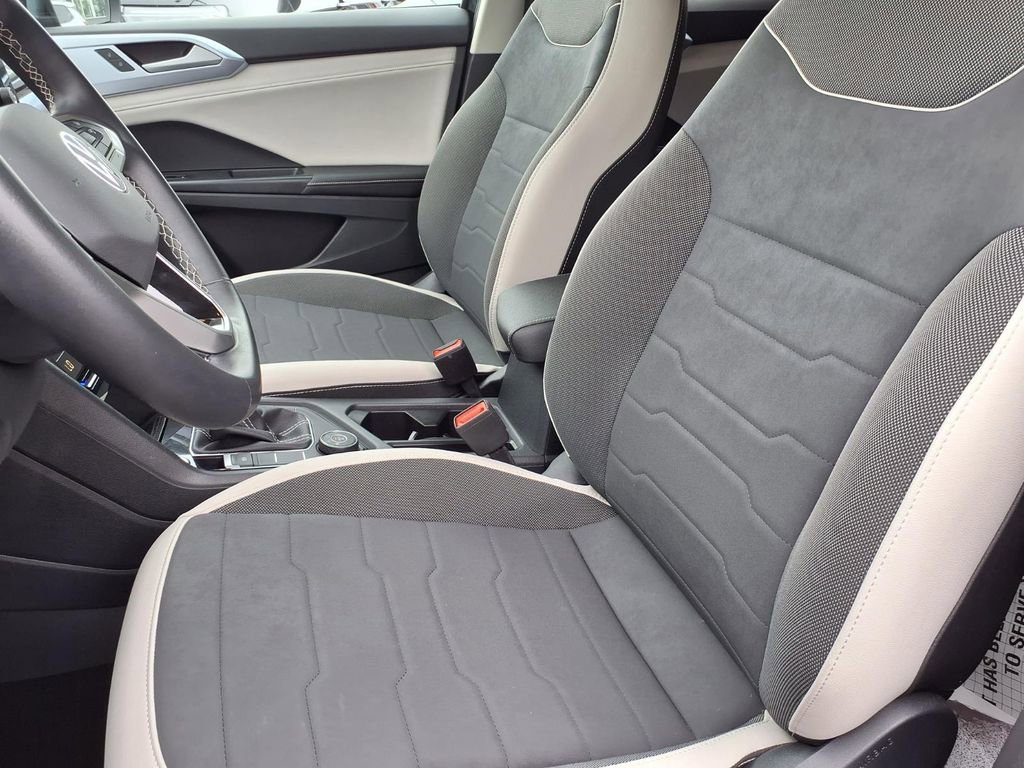 Used 2025 Volkswagen Taos SE AWD/4WD image 3