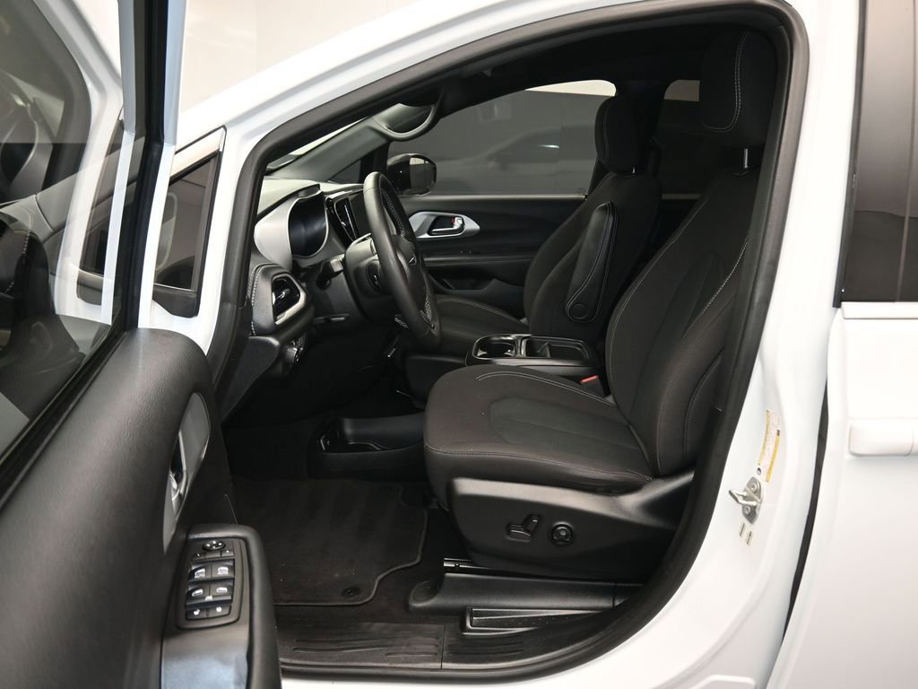 Used 2024 Chrysler Pacifica Touring image 11