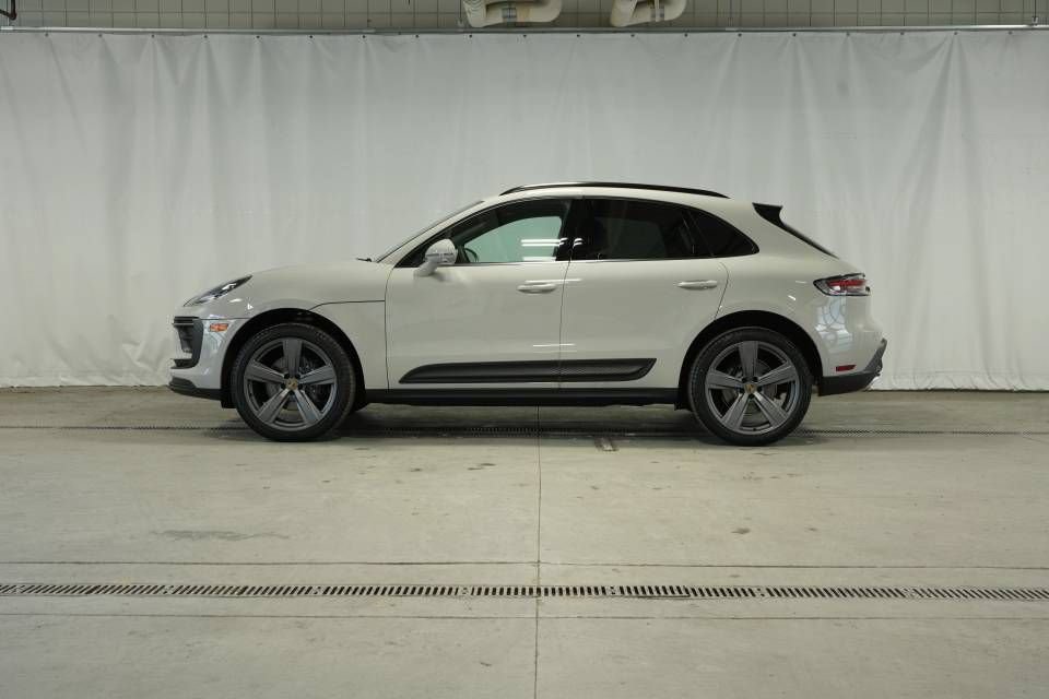 Certified 2026 Porsche Macan AWD/4WD image 2