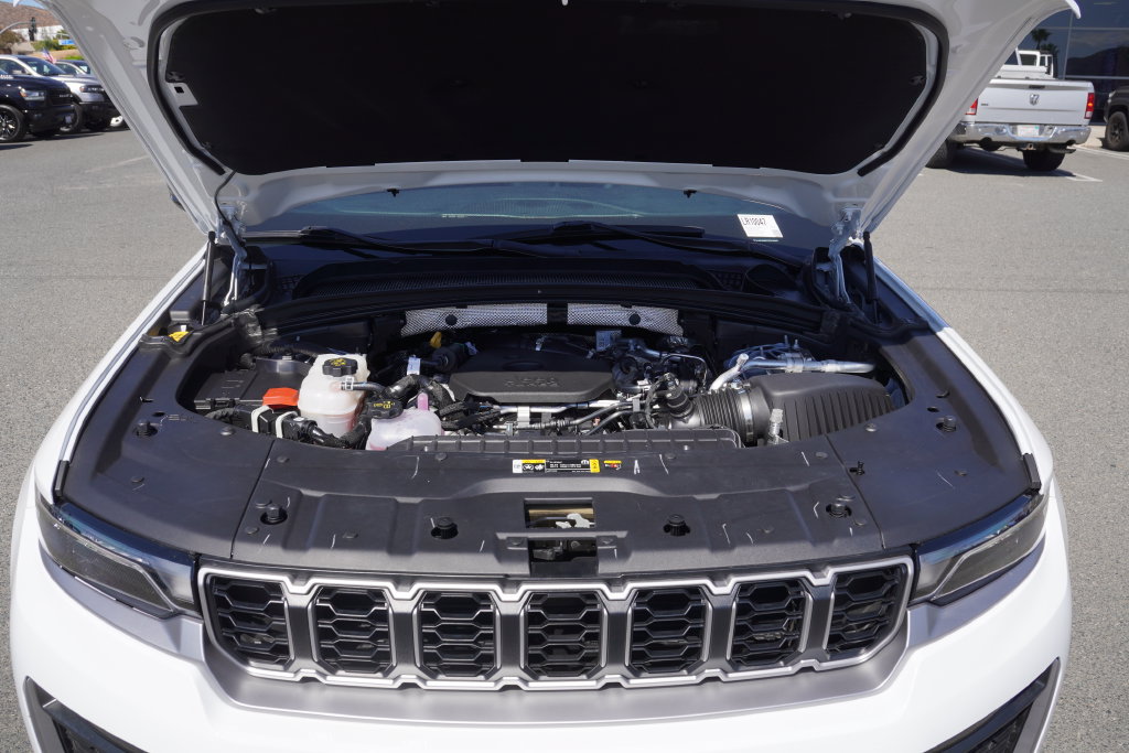Used 2026 Jeep Grand Cherokee Limited AWD/4WD image 16