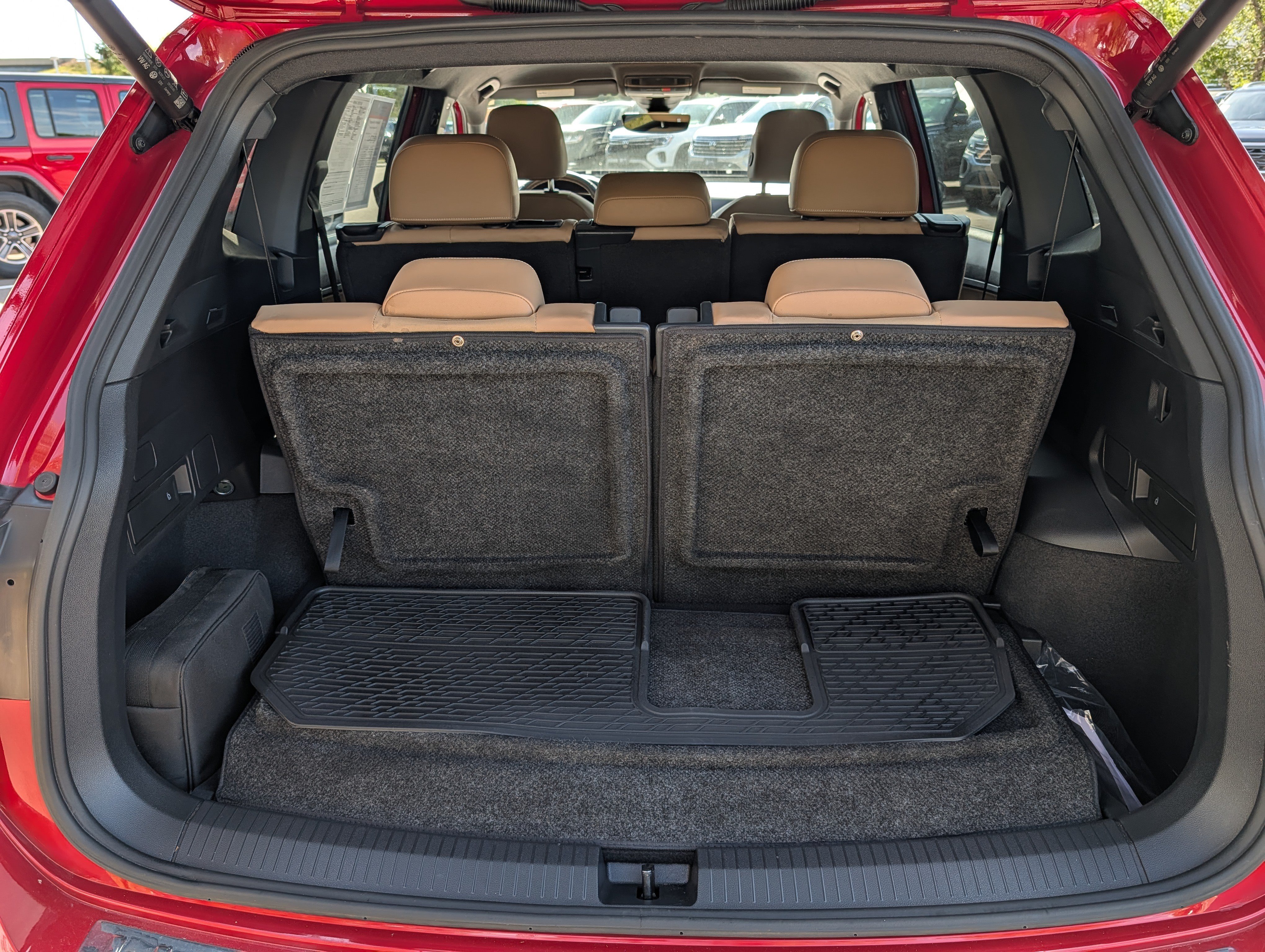 Certified 2023 Volkswagen Tiguan SE FWD image 18