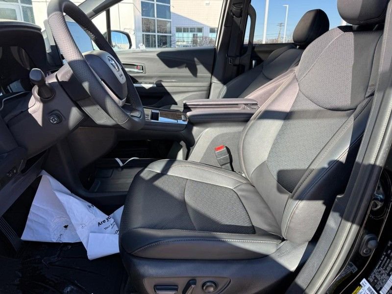 Used 2026 Toyota Sienna Limited image 17