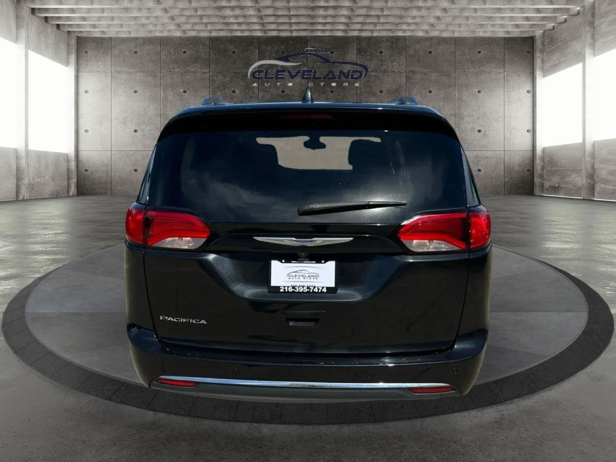 Used 2019 Chrysler Pacifica Touring-L FWD image 4