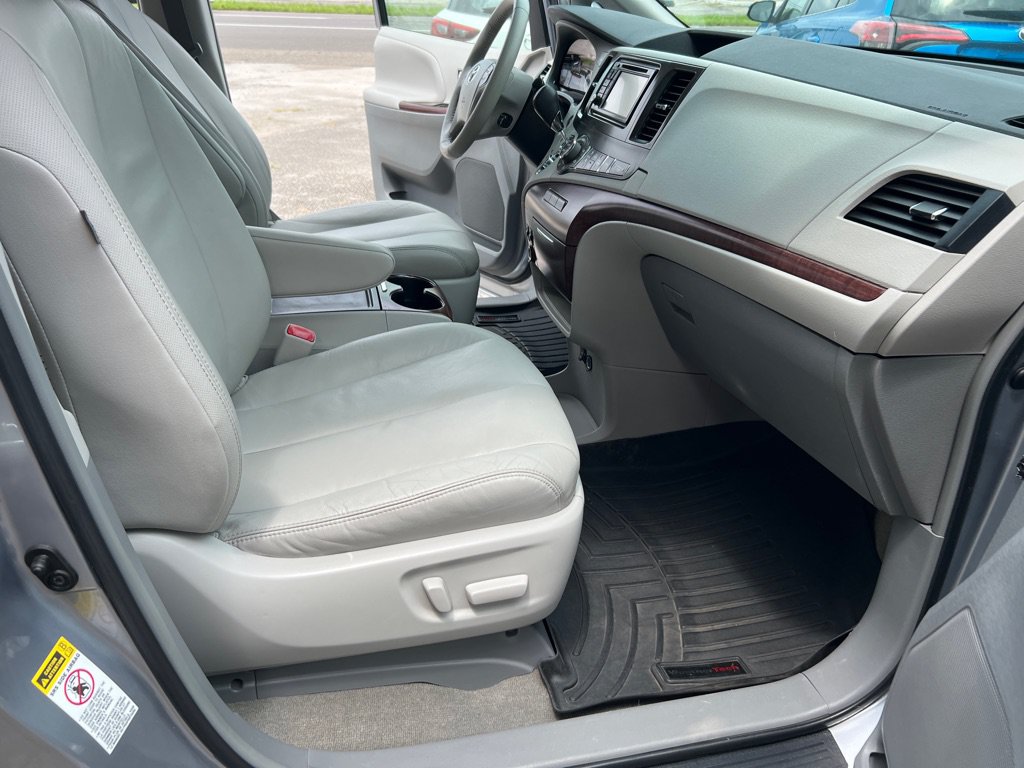 Used 2013 Toyota Sienna XLE FWD image 15