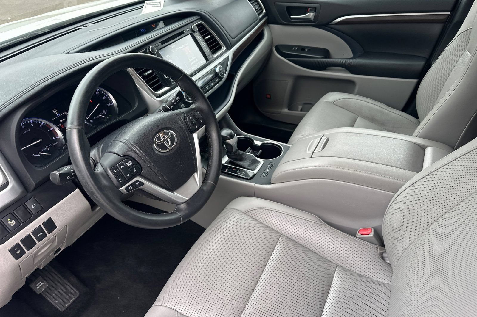 Used 2015 Toyota Highlander Limited FWD image 9
