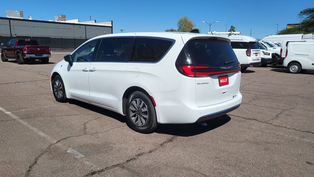 Used 2024 Chrysler Pacifica Select image 6