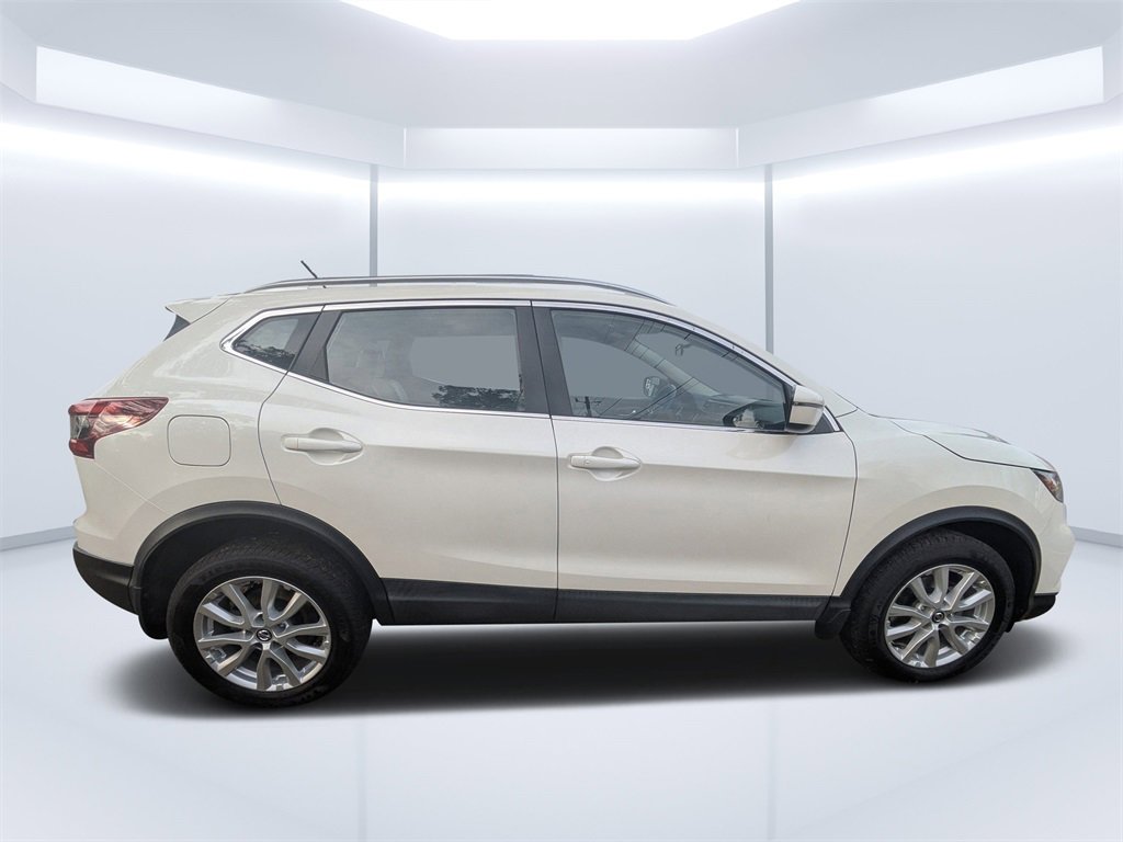 Used 2020 Nissan Rogue Sport SV image 2