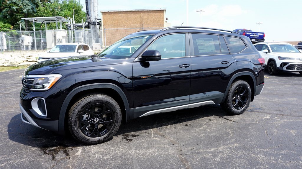 New 2025 Volkswagen Atlas Peak Edition SE image 2