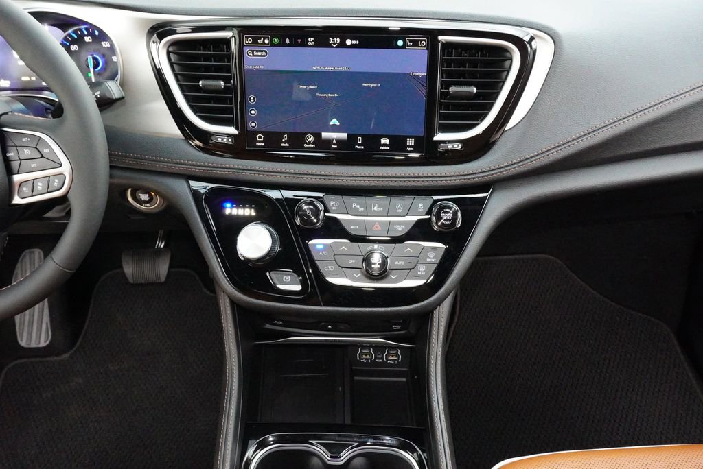 Used 2024 Chrysler Pacifica Pinnacle w/ Trailer Tow Group image 17