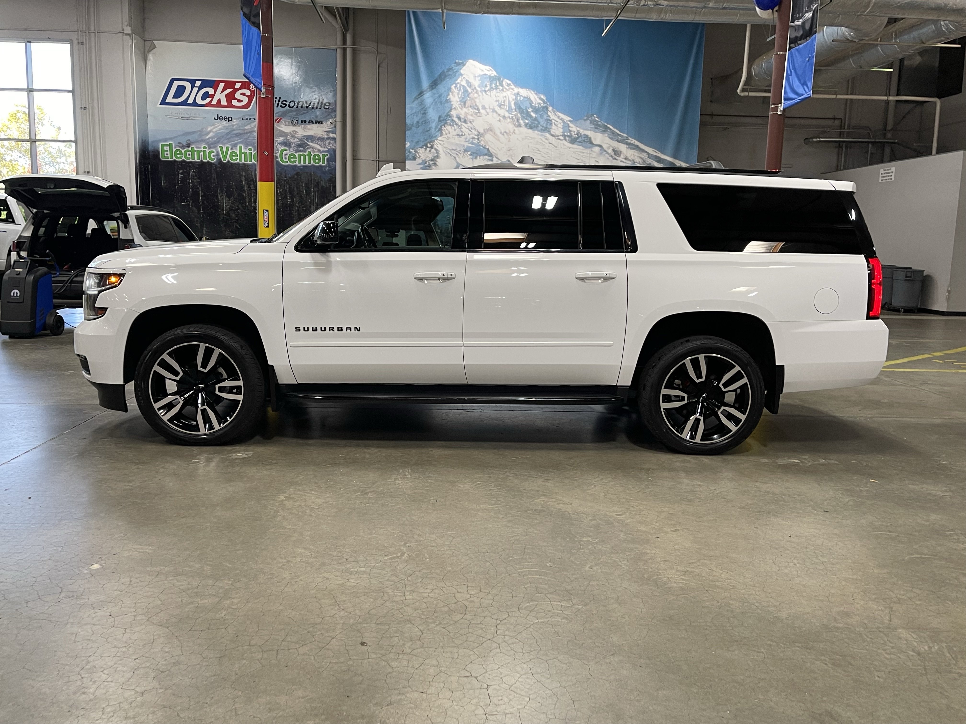 Used 2019 Chevrolet Suburban Premier AWD/4WD image 2