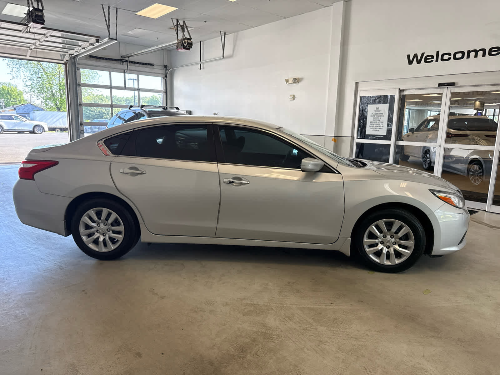 Used 2017 Nissan Altima 2.5 S w/ Power Driver Seat Package FWD image 7