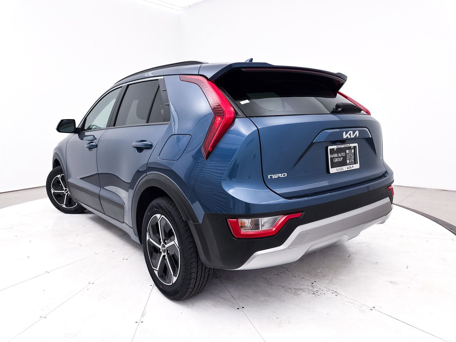 Certified 2024 Kia Niro EX Touring image 2