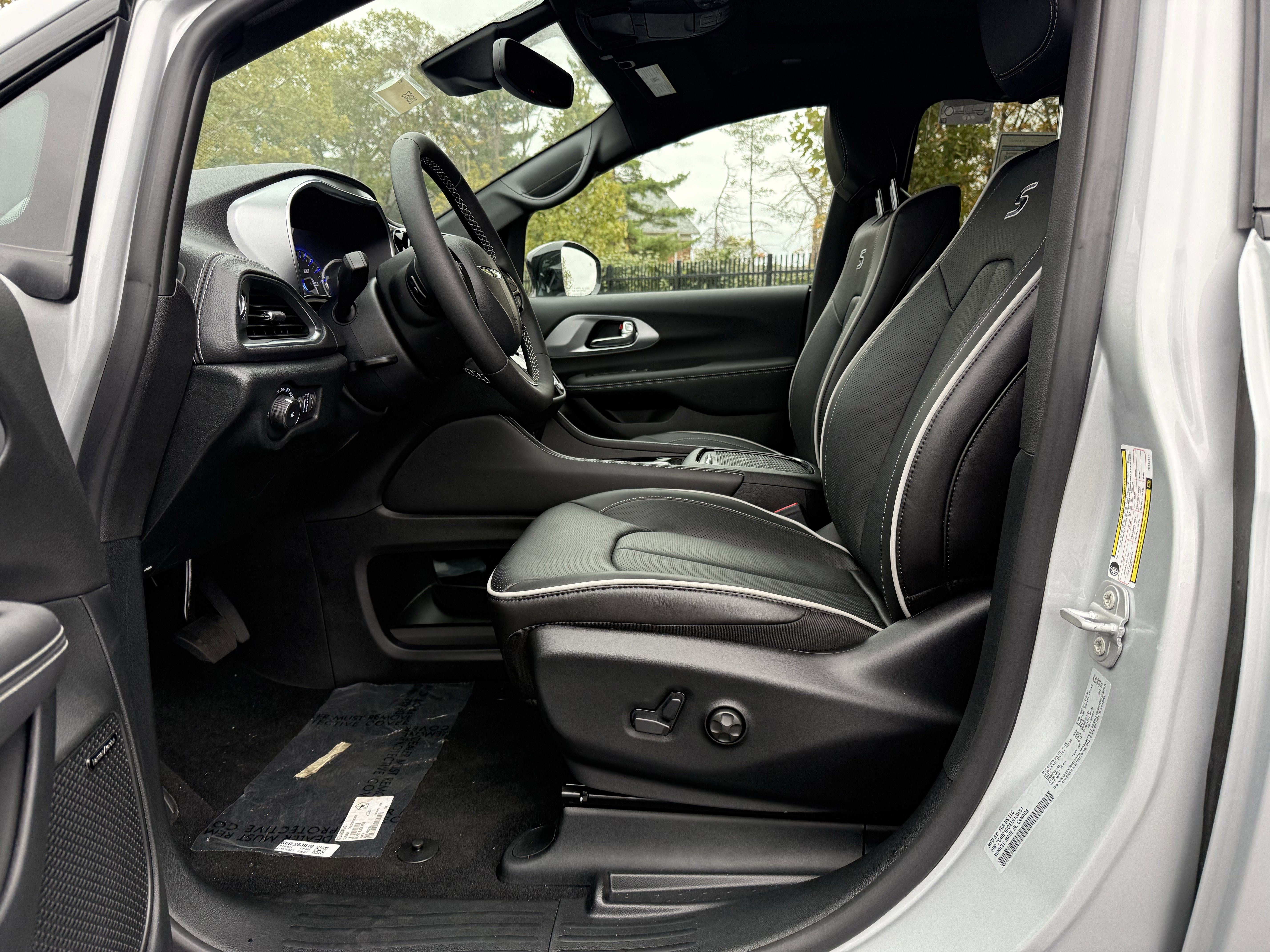 New 2026 Chrysler Pacifica Limited image 16