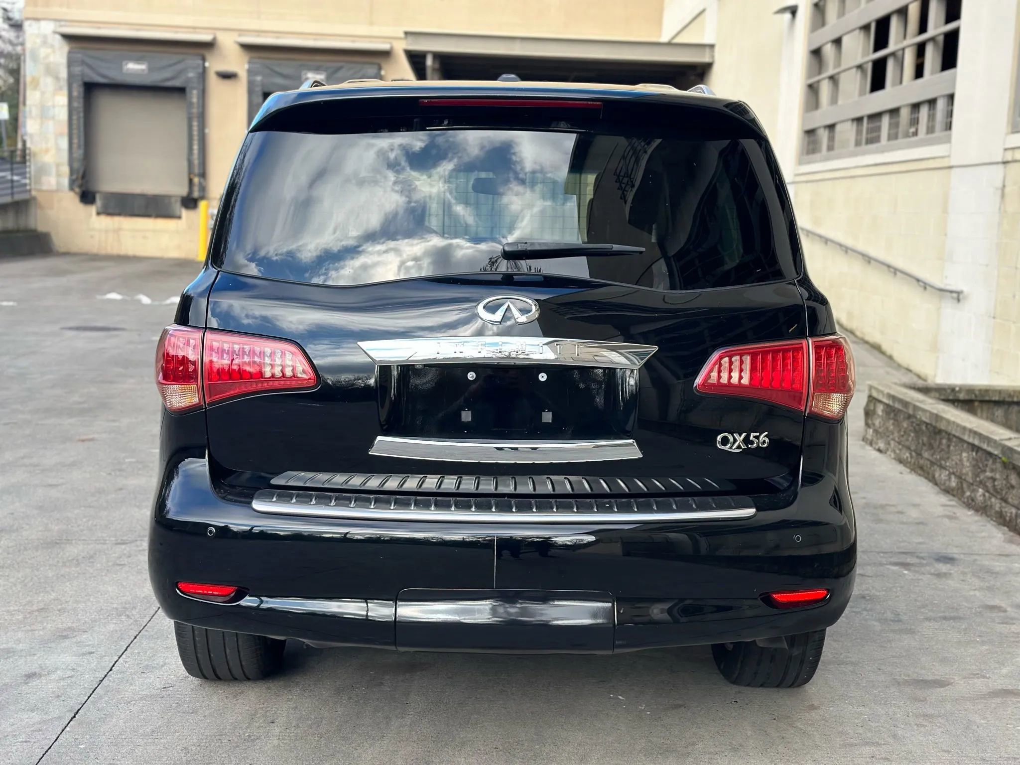 Used 2012 INFINITI QX56 2WD w/ Deluxe Touring Pkg image 5