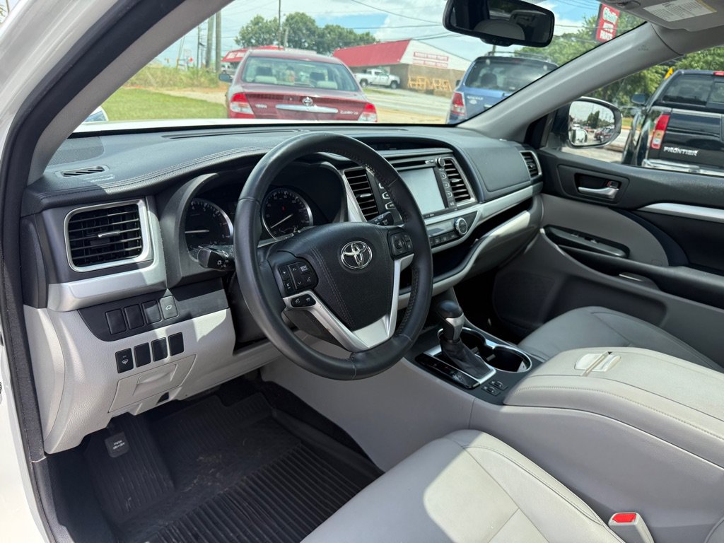 Used 2016 Toyota Highlander XLE FWD image 10