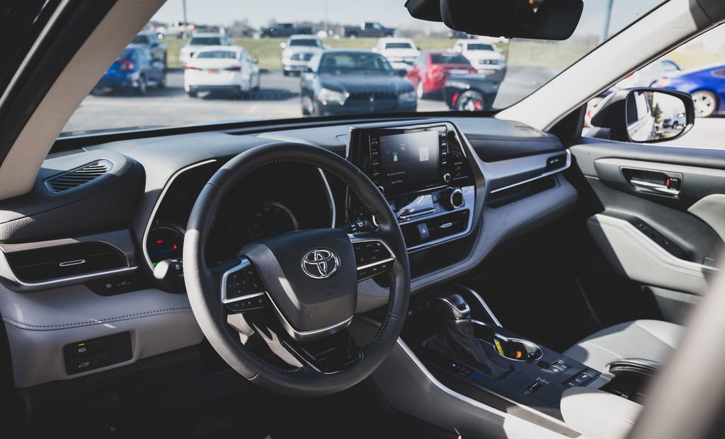 Used 2021 Toyota Highlander XLE image 2