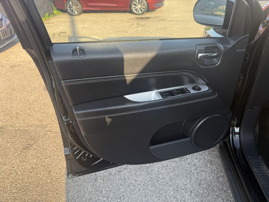 Used 2016 Jeep Compass Latitude w/ Sun/Sound Group image 7