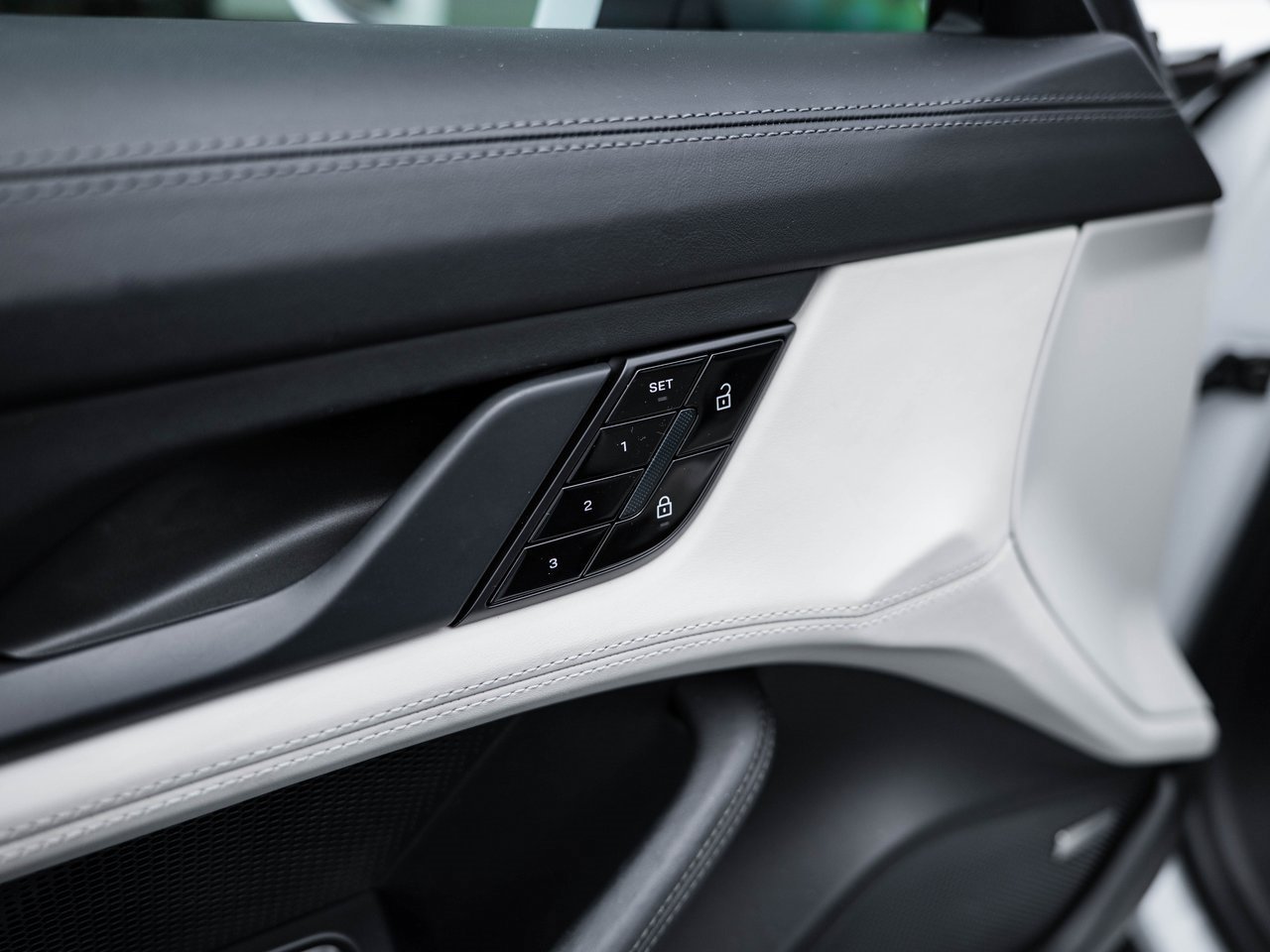 Used 2020 Porsche Taycan 4S image 23