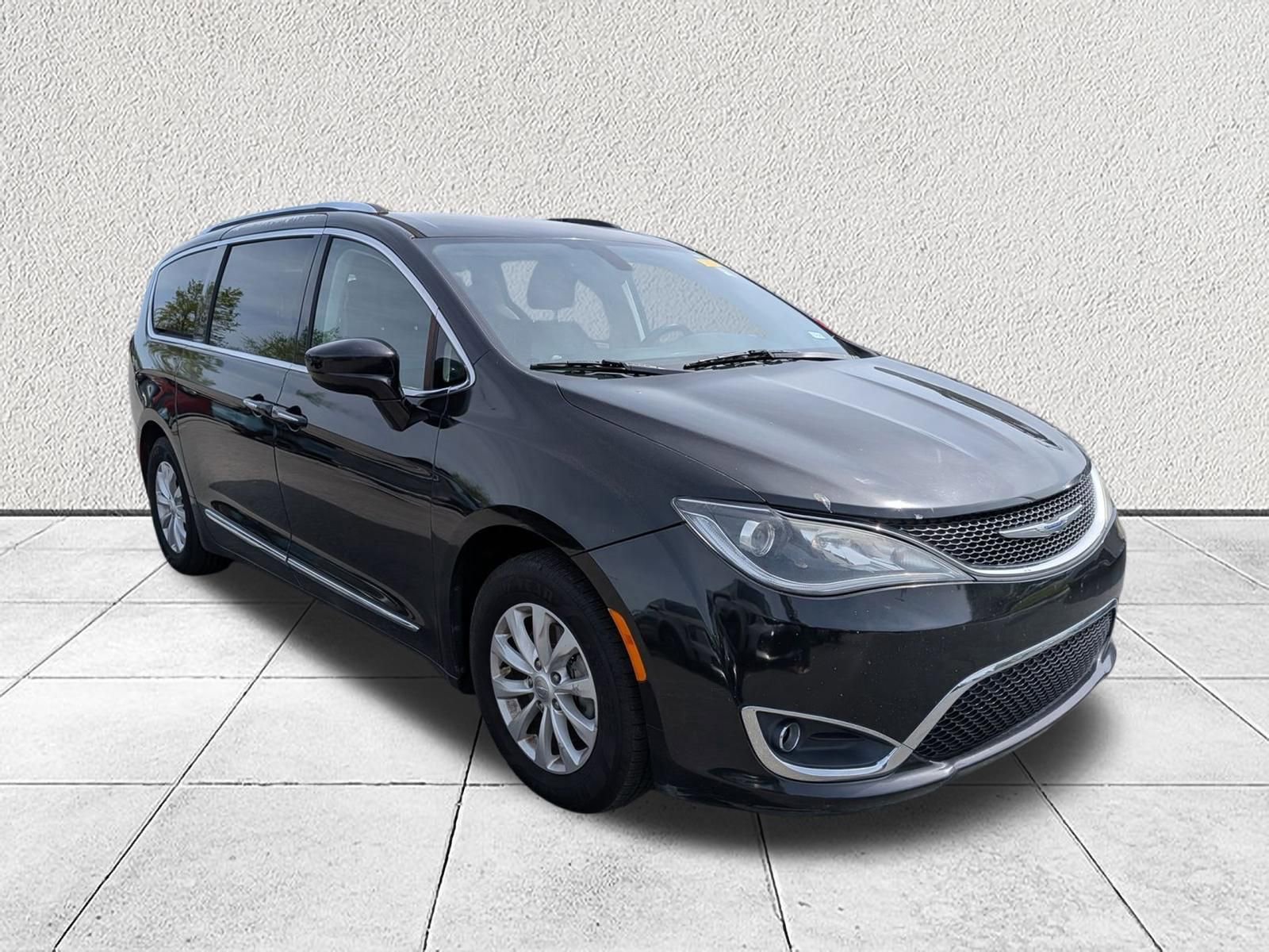 Used 2019 Chrysler Pacifica Touring-L FWD image 1