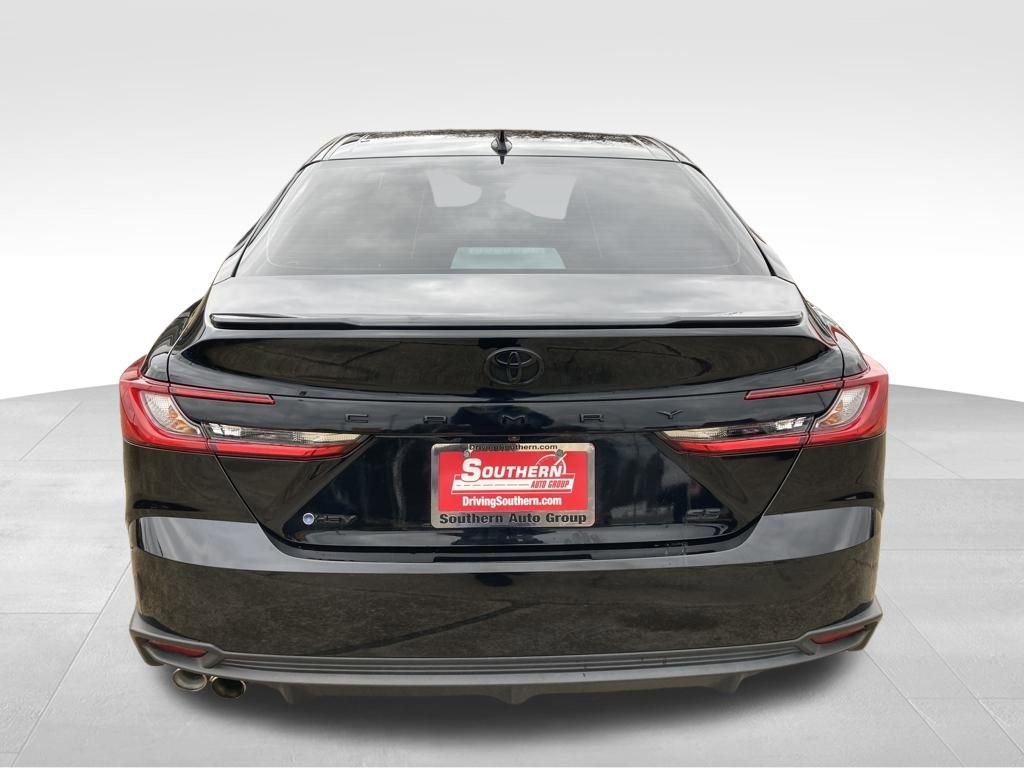 Used 2025 Toyota Camry SE image 4