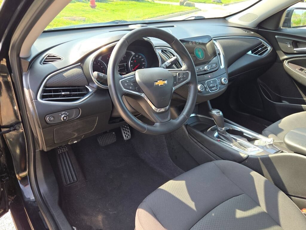 Used 2017 Chevrolet Malibu LT FWD image 19