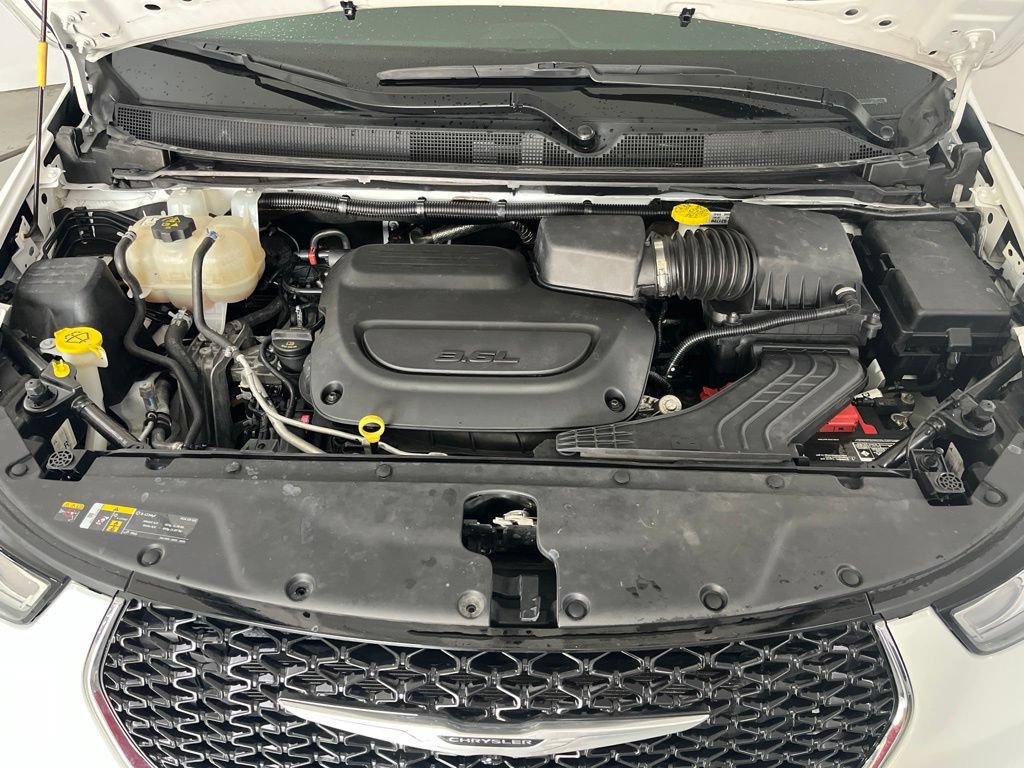 Used 2024 Chrysler Pacifica Touring-L FWD image 9