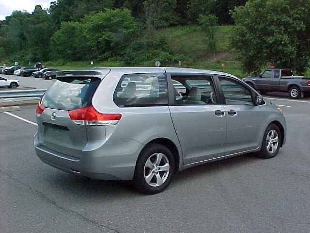 Used 2011 Toyota Sienna w/ Towing Pkg FWD image 9