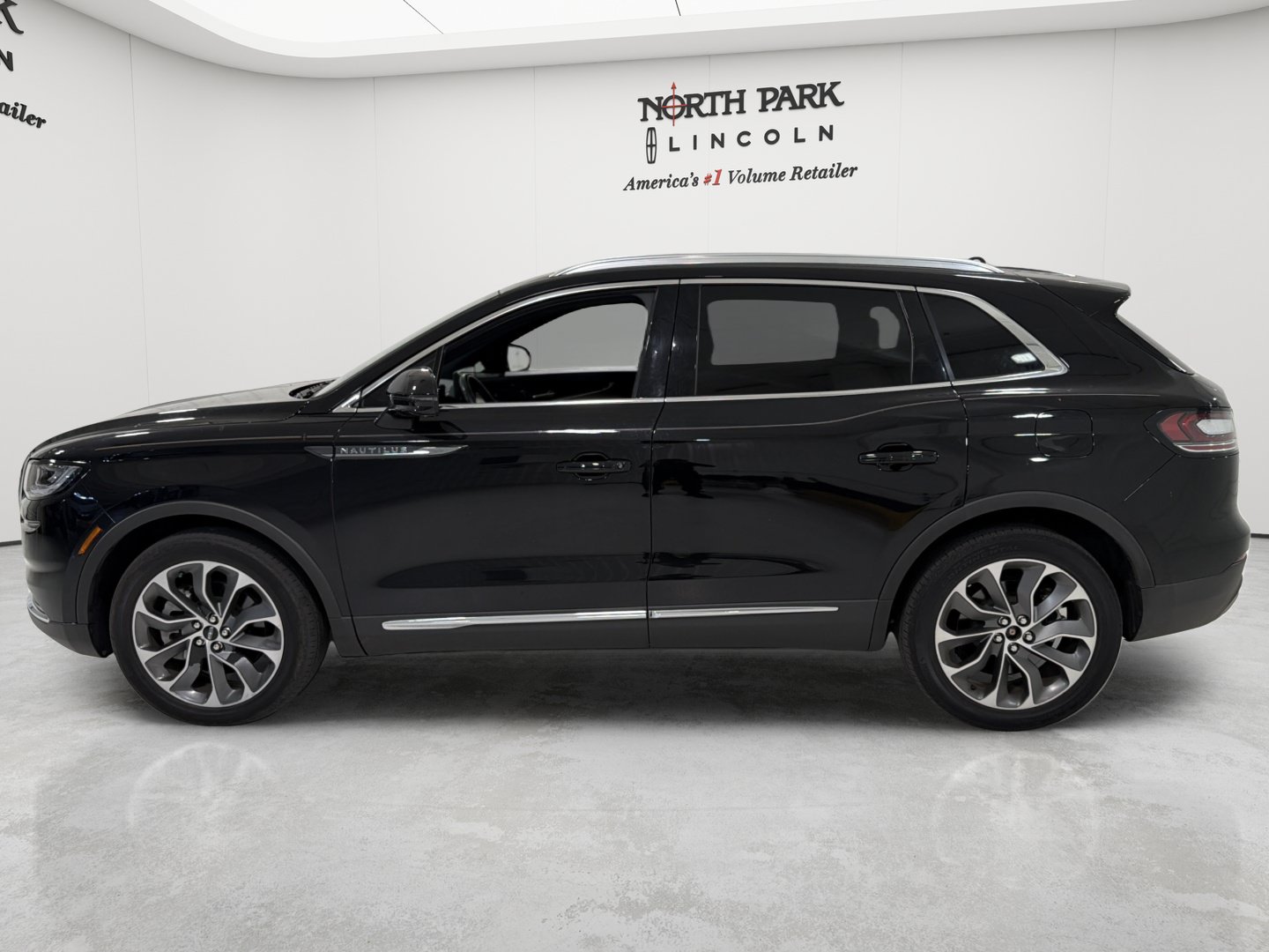 Used 2023 Lincoln Nautilus Reserve w/ Luxury Package AWD/4WD image 2