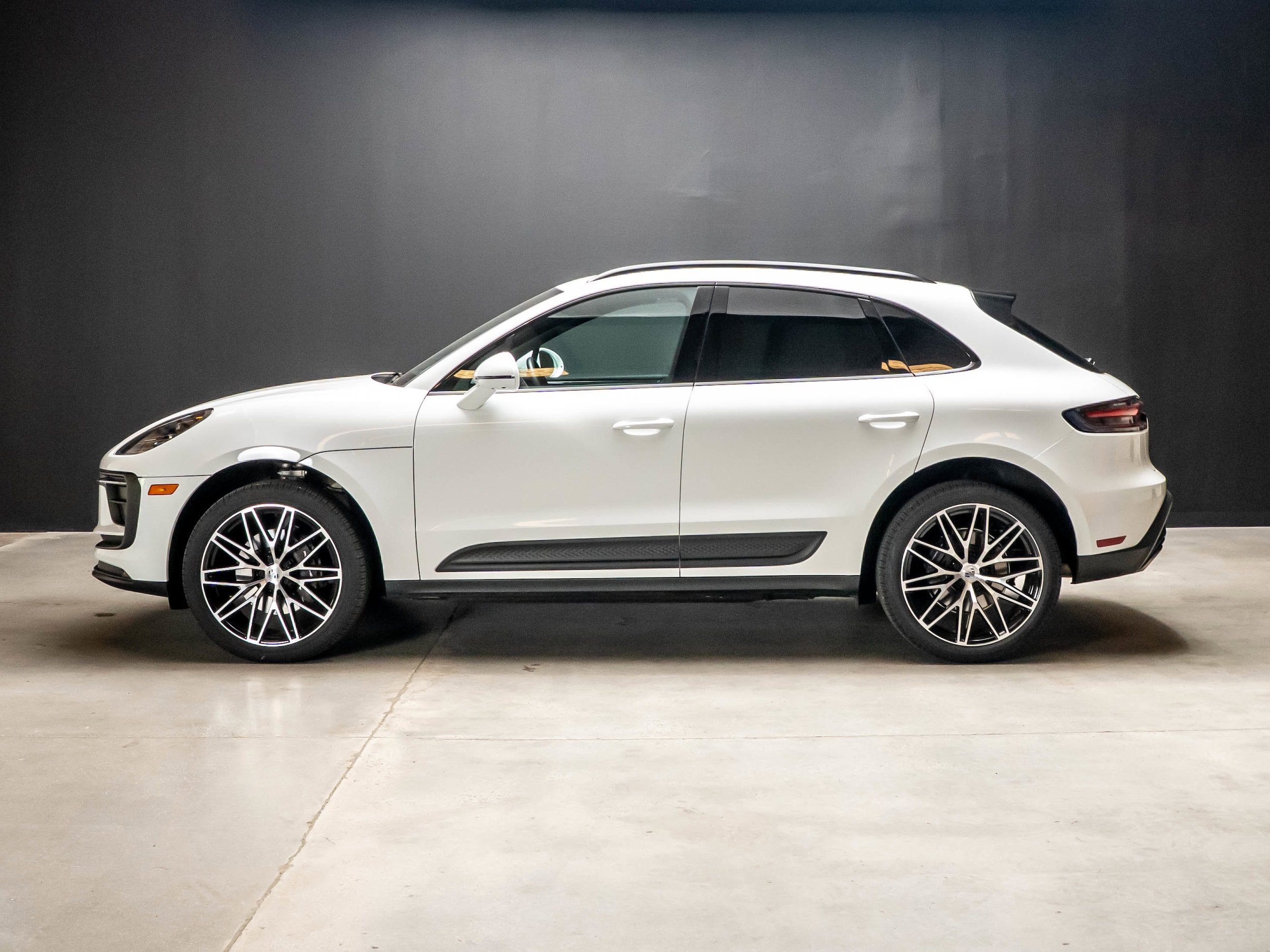 Certified 2026 Porsche Macan AWD/4WD image 2